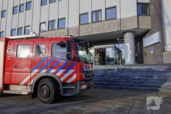 Monteur blust brand zelf tijdens werkzaamheden