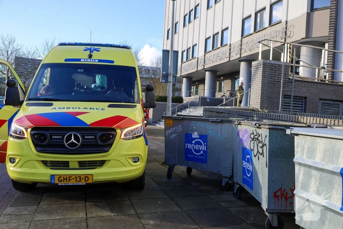 Monteur blust brand zelf tijdens werkzaamheden