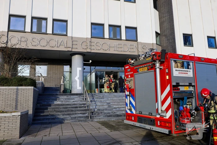 Monteur blust brand zelf tijdens werkzaamheden
