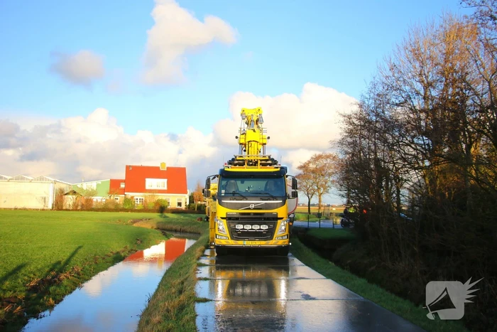 Vrachtwagen kantelt bijna de sloot in