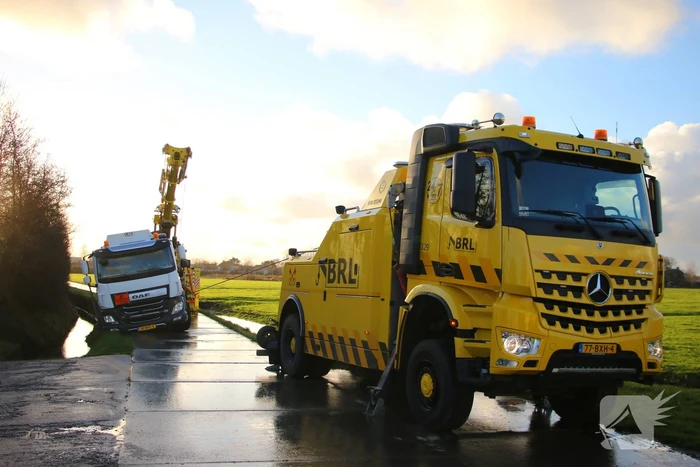 Vrachtwagen kantelt bijna de sloot in