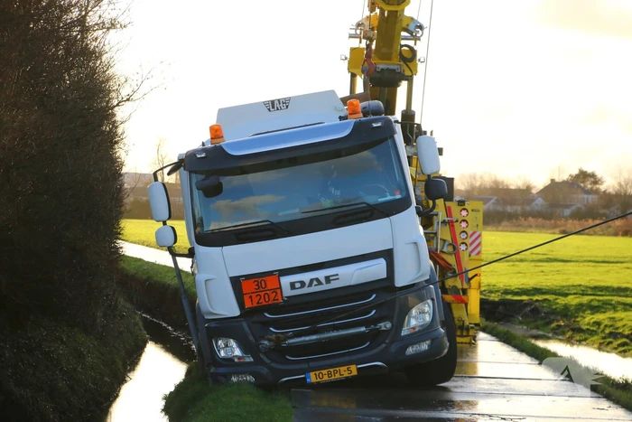 Vrachtwagen kantelt bijna de sloot in