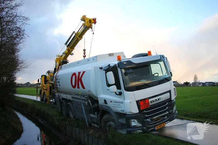 Vrachtwagen kantelt bijna de sloot in