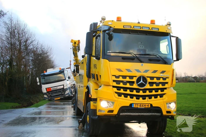 Vrachtwagen kantelt bijna de sloot in