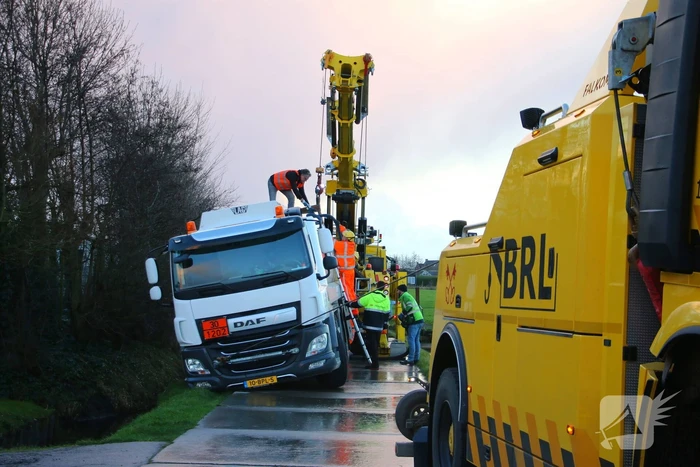 Vrachtwagen kantelt bijna de sloot in