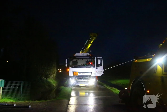 Vrachtwagen kantelt bijna de sloot in