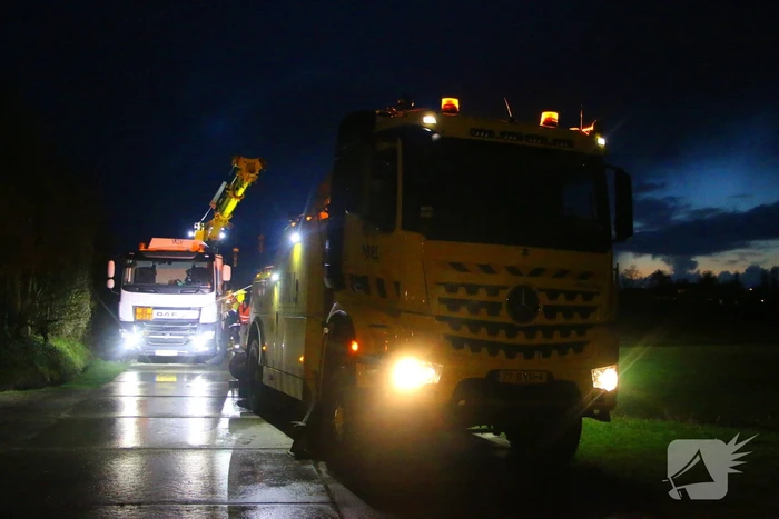Vrachtwagen kantelt bijna de sloot in