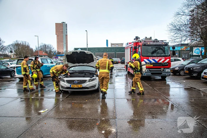 Brandweer onderzoekt rook in elektrische auto