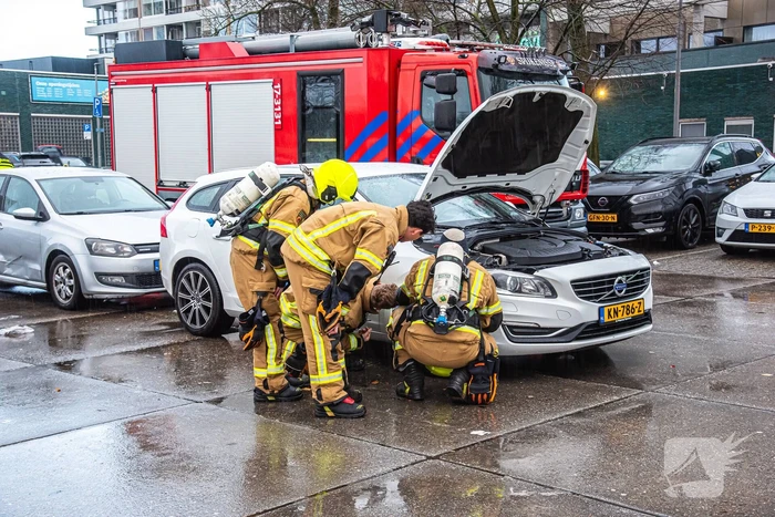 Brandweer onderzoekt rook in elektrische auto