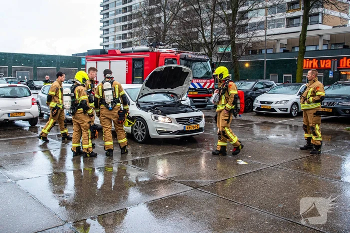 Brandweer onderzoekt rook in elektrische auto