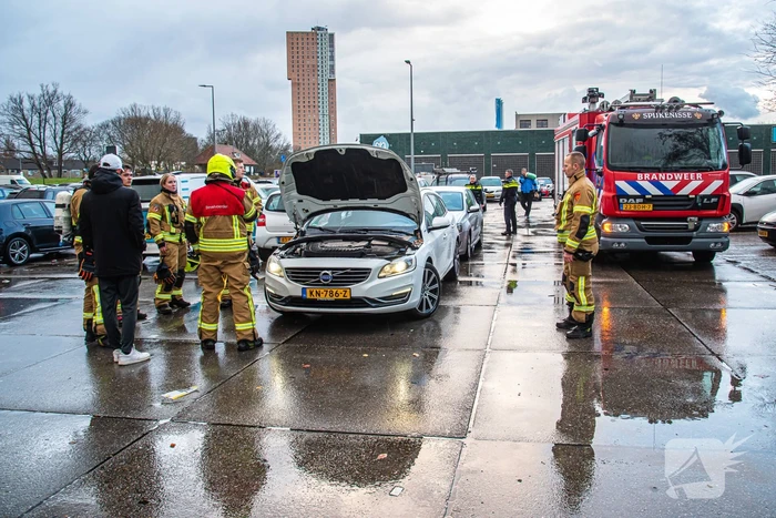 Brandweer onderzoekt rook in elektrische auto