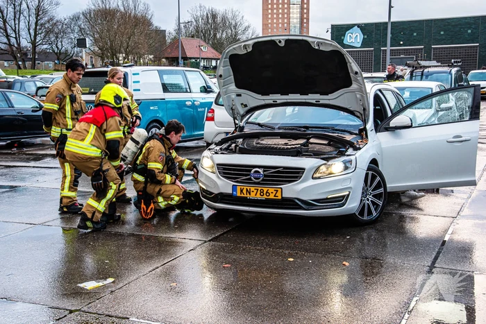 Brandweer onderzoekt rook in elektrische auto