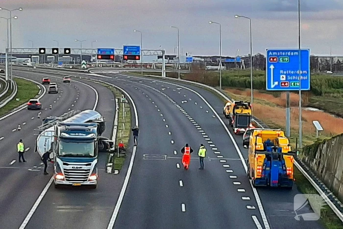 Bulkoplegger kantelt op snelweg