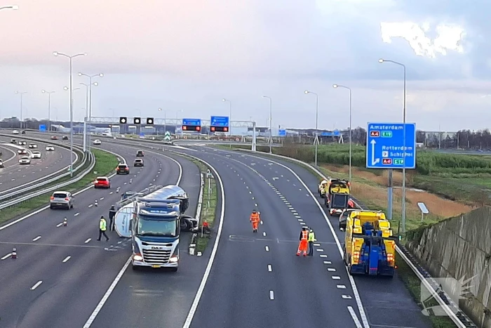 Bulkoplegger kantelt op snelweg