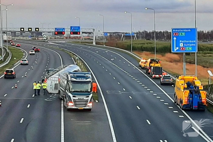 Bulkoplegger kantelt op snelweg