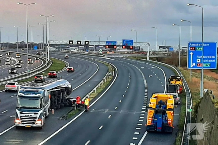 Bulkoplegger kantelt op snelweg