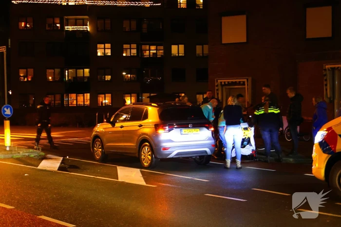 Voetganger gewond bij botsing met autospiegel
