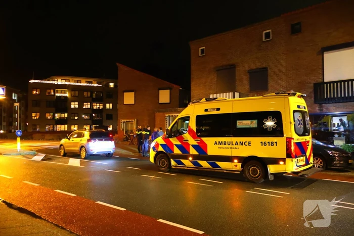 Voetganger gewond bij botsing met autospiegel