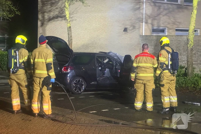 Brandweer blust autobrand