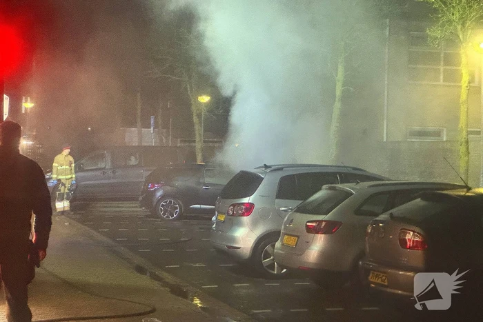 Brandweer blust autobrand