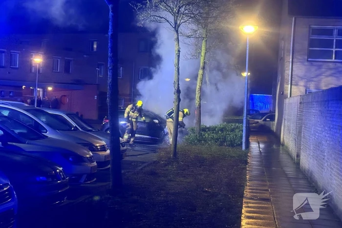Brandweer blust autobrand