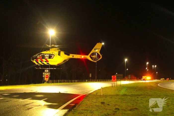 Auto vliegt uit de bocht en belandt op zijkant