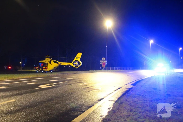 Auto vliegt uit de bocht en belandt op zijkant