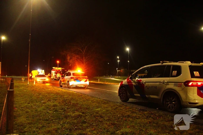 Auto vliegt uit de bocht en belandt op zijkant