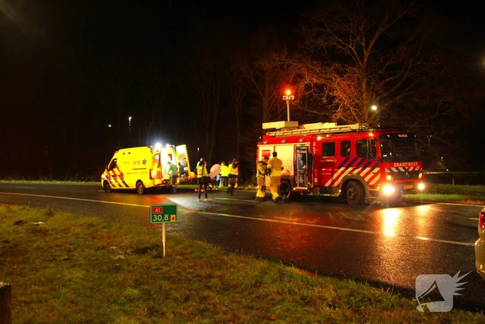 Auto vliegt uit de bocht en belandt op zijkant