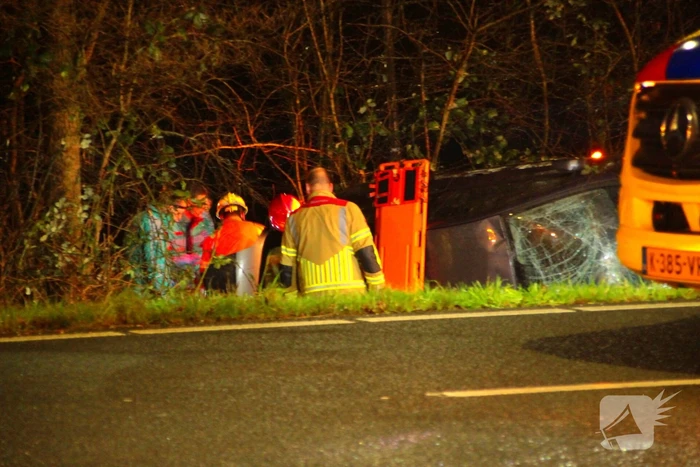Auto vliegt uit de bocht en belandt op zijkant
