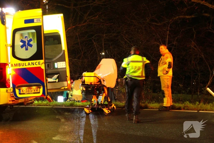 Auto vliegt uit de bocht en belandt op zijkant