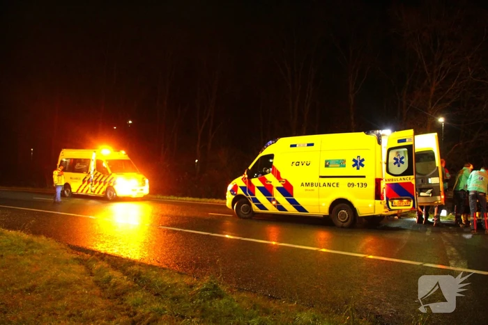 Auto vliegt uit de bocht en belandt op zijkant
