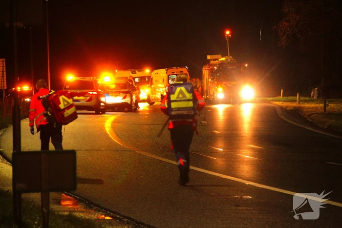 Auto vliegt uit de bocht en belandt op zijkant