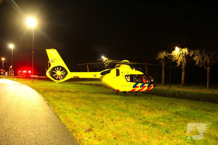 Auto vliegt uit de bocht en belandt op zijkant