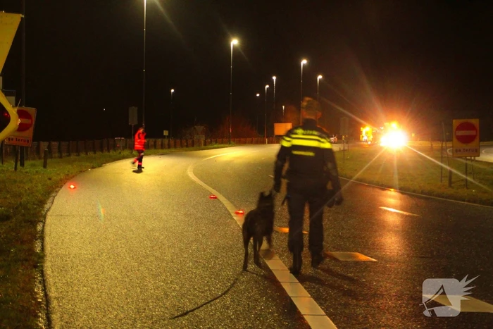 Auto vliegt uit de bocht en belandt op zijkant