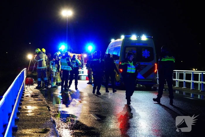 Gladheid leidt tot auto te water
