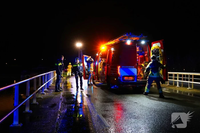 Gladheid leidt tot auto te water