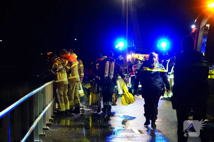 Gladheid leidt tot auto te water