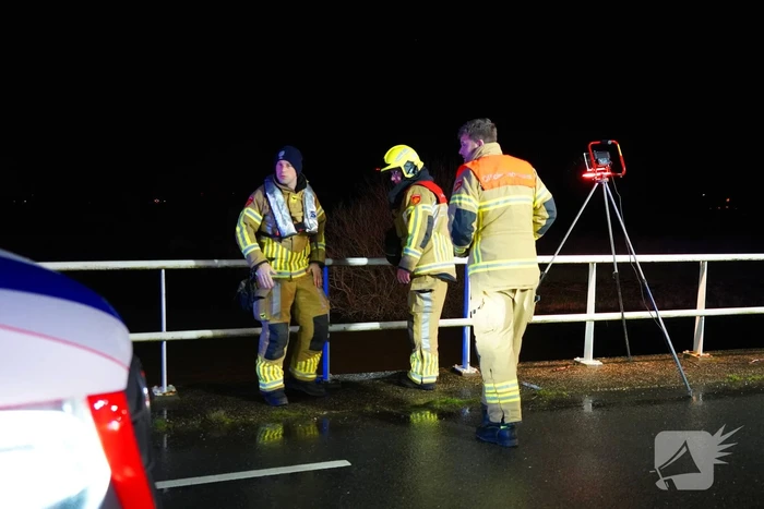 Gladheid leidt tot auto te water