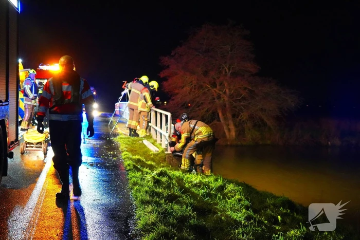 Gladheid leidt tot auto te water