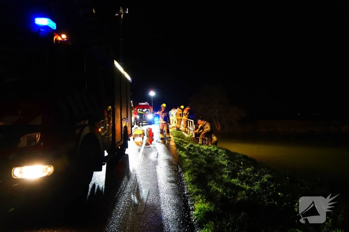Gladheid leidt tot auto te water