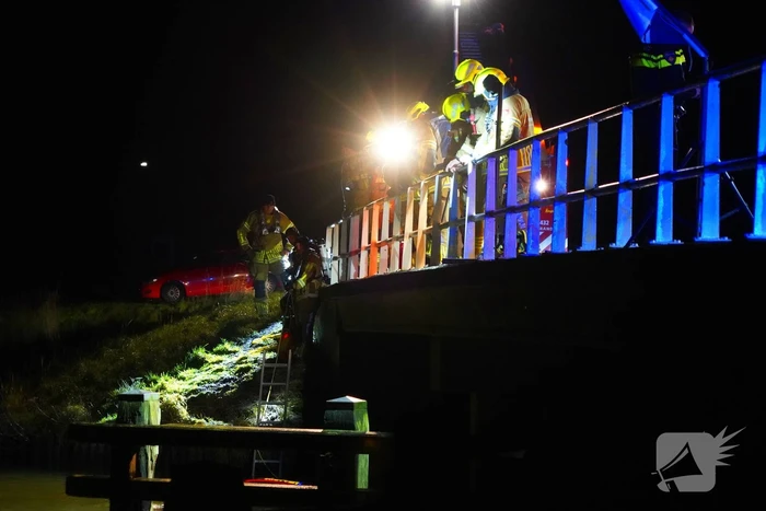 Gladheid leidt tot auto te water