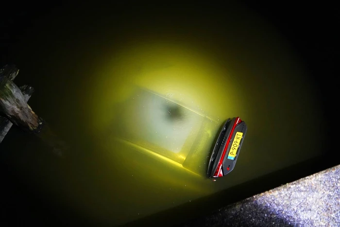 Gladheid leidt tot auto te water