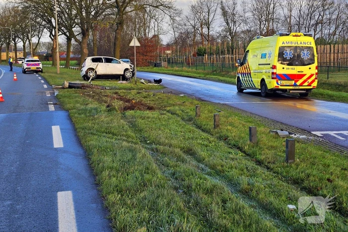 Auto crasht op lantaarnpaal