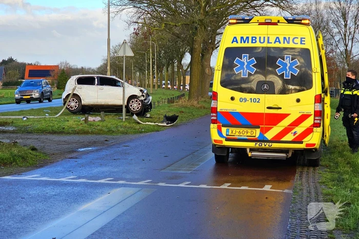 Auto crasht op lantaarnpaal