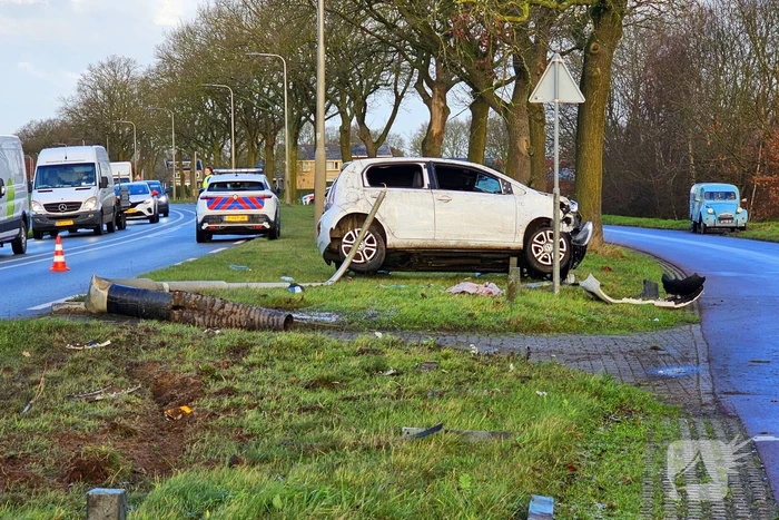 Auto crasht op lantaarnpaal