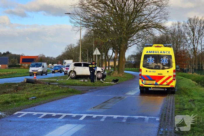 Auto crasht op lantaarnpaal