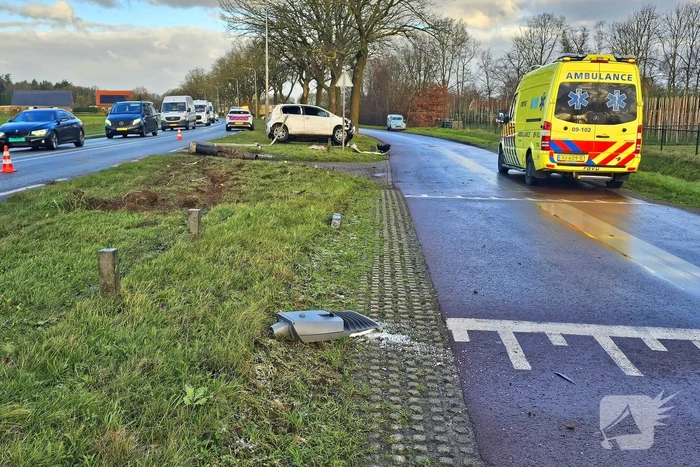 Auto crasht op lantaarnpaal