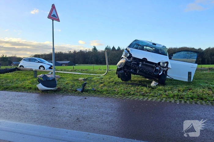 Auto crasht op lantaarnpaal