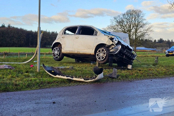 Auto crasht op lantaarnpaal